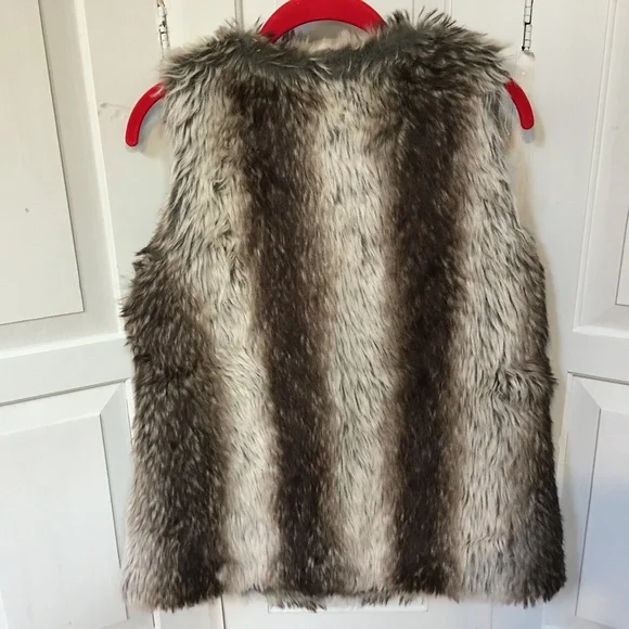 Magic Faux Fur Vest - Picture 7 of 8
